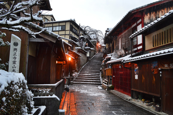 Walking on Sannenzaka in Higashiyama-ku, Kyoto in the early morning when it snows