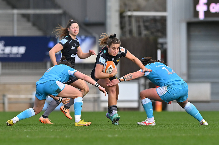 Exeter Chiefs Women v Sale Sharks Women Premiership Women s Rugby 11 02 2024. Gabby Cantorna of Exeter Chiefs on the att Exeter Chiefs Women v Sale Sharks Women Premiership Women s Rugby 11 02 2024. Gabby Cantorna of Exeter Chiefs on the attack battles for possession during the Premiership Women s Rugby match between Exeter Chiefs Women and Sale Sharks Women at Sandy Park, Exeter, United Kingdom on 11 February 2024. Exeter Sandy Park Devon United Kingdom Editorial use only , Copyright: xGrahamxHuntx PSI 19003 0088