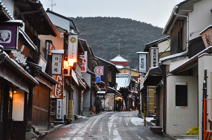 Going up Kiyomizu-zaka slope in Higashiyama-ku, Kyoto on a snowy morning