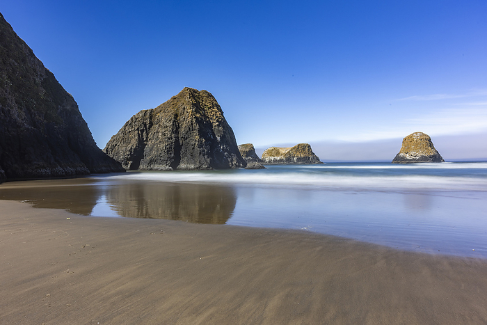 USA, Oregon, Rock formations in the sea at Cannon Beach , USA,Oregon,Cannon Beach, by Steve Smith