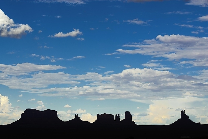 Silhouette of Monument Valley, cloudy sky, cloud, sky, western, west, Utah, USA, North America, by Franzel Drepper