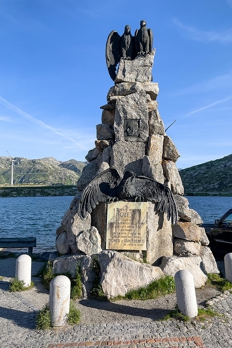 War Memorial for Soldiers Fallen in World War I. with plaque inscription, above eagle spreads wings, on top two figures sculptures of eagle golden eagle, in the background lake at the Gotthard Pass, Gotthardpass, Passo San Gottardo, Canton Uri, Switzerland, Europe, by Frank Schneider
