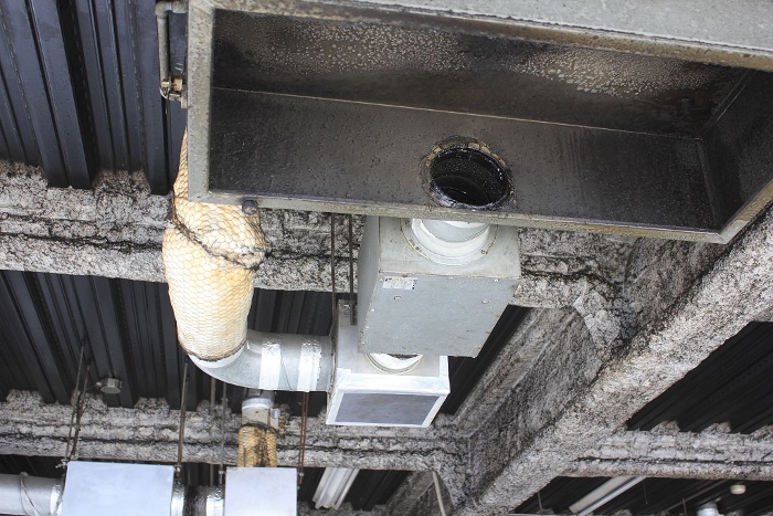 Smoke exhaust ducts for grease stains in restaurants
