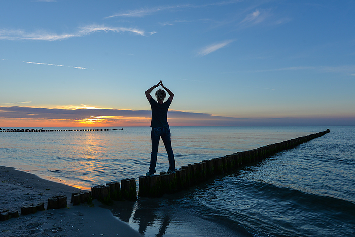 Frau macht Yoga im Sonnenuntergang am Meer Frau macht Yoga im Sonnenuntergang am Meer, by Zoonar swernerney