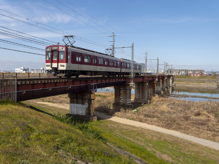 Kintetsu Domyoji Line train crossing the Yamato River