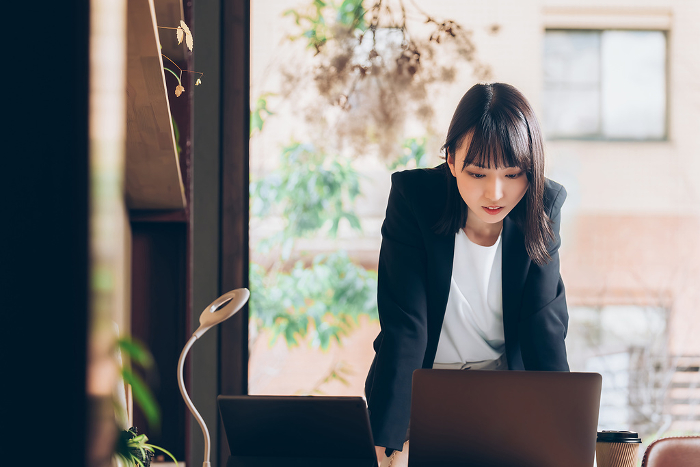 Young Japanese businesswoman working at desk (Female / People)