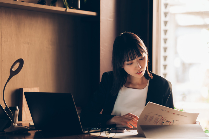 Young Japanese businesswoman working at desk (Female / People)