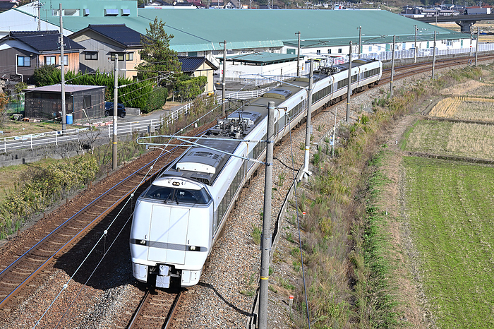 Series 681 Limited Express Shirasagi rounding a curve on the Hokuriku Main Line, Ishikawa Prefecture Taken at Kagaonsen Station   Daishoji Station. Due to the extension of the Hokuriku Shinkansen to Tsuruga, trains will no longer run on this section after the March 2024 timetable revision.