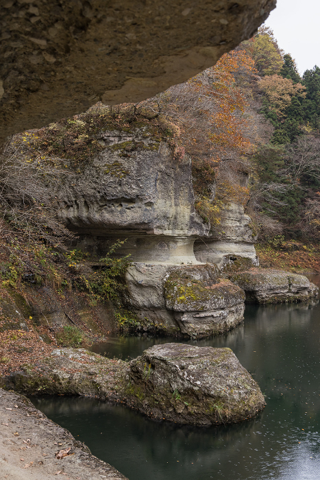 Shrine of To no Hetsuri, a gorge formed by the Agano River flowing through Shimogo-machi, Minamiaizu-gun, Fukushima Prefecture, Japan, and autumn leaves