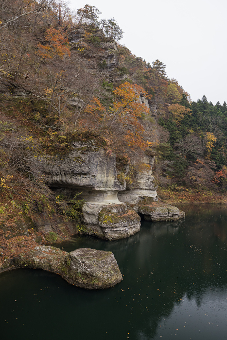 Shrine of To no Hetsuri, a gorge formed by the Agano River flowing through Shimogo-machi, Minamiaizu-gun, Fukushima Prefecture, Japan, and autumn leaves
