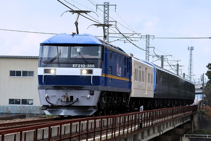 EF210 class + Mani 50 class + Series 2100 - THE ROYAL EXPRESS - (Yosan Line: Takihama - Niihama)