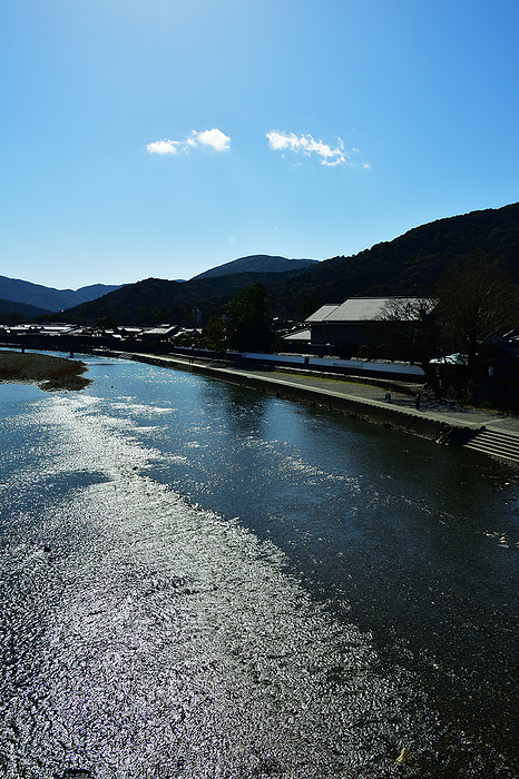 Isuzu River, Oharaicho riverside, Spring, Mie Prefecture Spring has come to the Isuzu River. The calendar is at the bottom of cold weather with the 24th day of the year, Risshun, but there is plenty of warmth in the sunlight during the day. The mountains are green from the foot of Mt.
