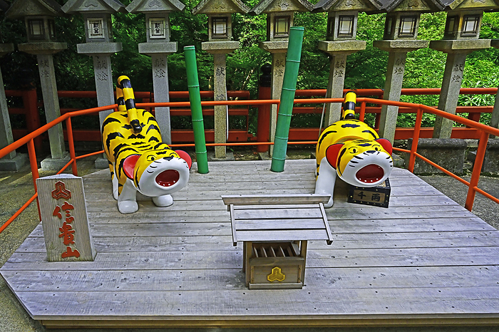 Shigisan Asagosonji Temple, Fukutora, Ikoma gun, Nara Pref. The pendulum tiger at Asagosonji Temple, Fukutora