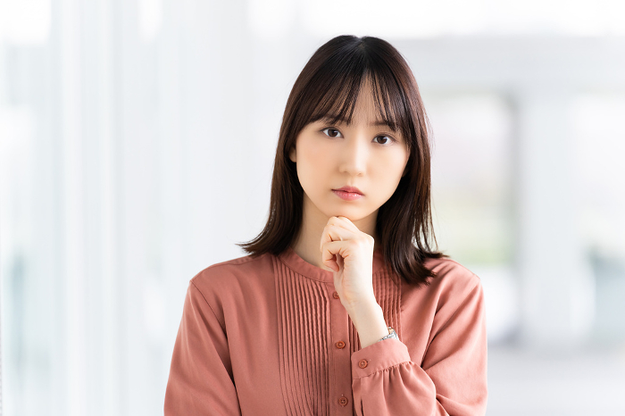 Japanese businesswoman thinking (Female / People)