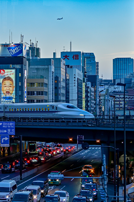 Tokyo] As the sun was setting and it was getting dark, the Shinkansen came back to the city of Tokyo.