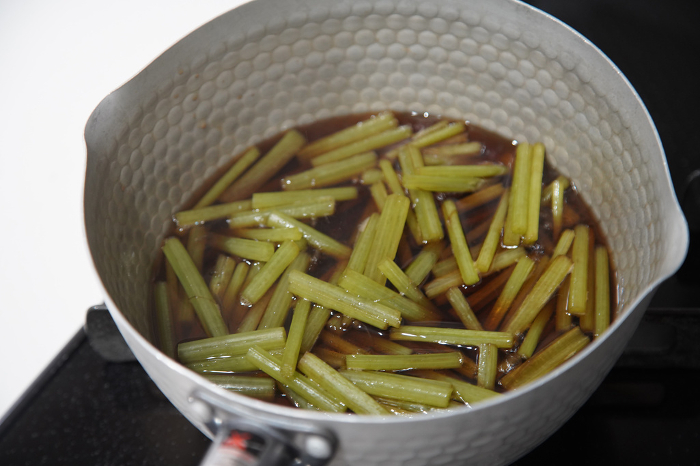 Making butterbur tsukudani (food boiled in soy sauce)
