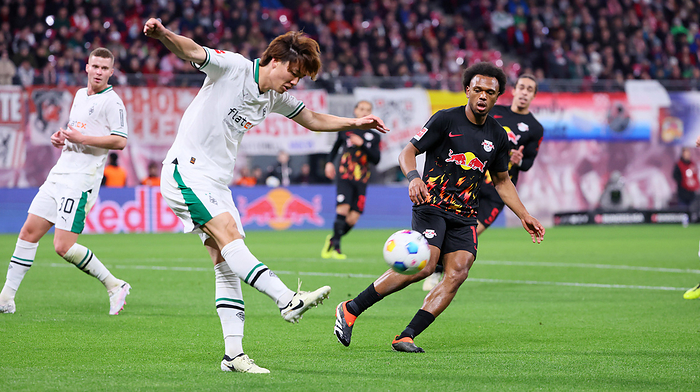 RB Leipzig   Moenchengladbach   Bundesliga Leipzig, 17.02.2024, Red Bull Arena, Fussball, 1.Bundesliga , 22.Spieltag , R RB Leipzig   Moenchengladbach Bundesliga Leipzig, 17 02 2024, Red Bull Arena, Soccer, 1 Bundesliga , 22 Matchday , RB Leipzig vs Borussia M nchengladbach , Pictured from left Ko Itakura 3, Borussia MG , Lois Openda 17, RB Leipzig , For editorial use only , DFB DFL regulations prohibit any use of photographs as image sequences and or quasi video , Picture Point