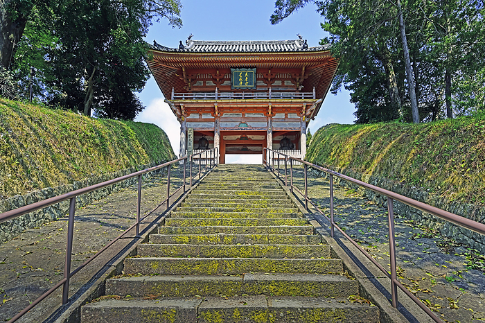 Dojoji Temple Niomon Gate Hidaka gun, Wakayama Pref. Dojoji Temple, known for the Dojoji temple bell in Noh and Ningyo Joruri  puppet theater 