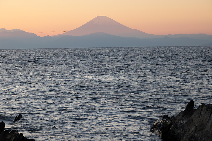 Nadagasaki, Jōgashima, Misaki-cho, Miura City, Kanagawa Prefecture Raging sea and sunset-tinted Mt.