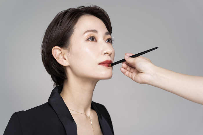 Japanese woman applying makeup / Cool beauty (People)