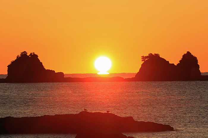 Morning glow of Arafune Beach from Tahara Beach, Kushimoto Town, Wakayama Prefecture