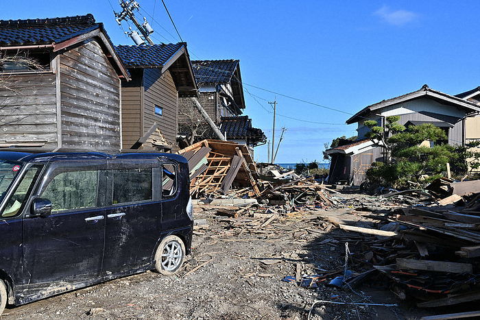 Major earthquake of intensity 7 in Noto area, Suzu City, Ishikawa Prefecture In the Ukai district of Hodate cho, Suzu City, which was severely damaged by the tsunami, houses, cars, lumber, and other items were still largely intact a month and a half after the quake in Suzu City, Ishikawa Prefecture.