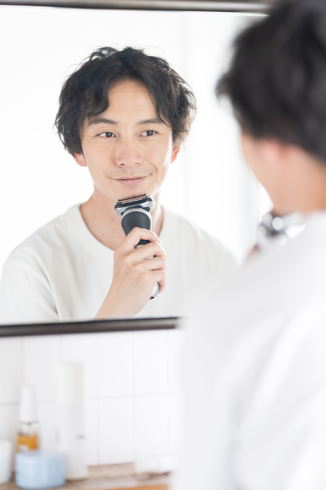 Japanese man shaving (People)