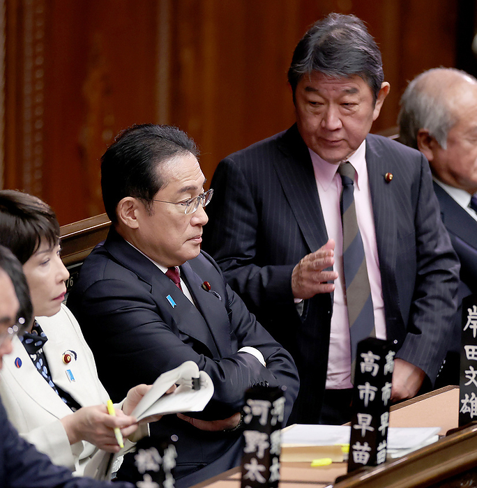 Plenary Session of the Diet, House of Representatives Prime Minister Fumio Kishida and LDP Secretary General Toshimitsu Mogi at a plenary session of the House of Representatives in the Diet on February 20, 2024.