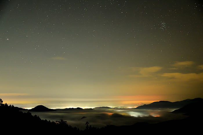 Miyagawa basin, starry sky Mie Prefecture Various artificial lights from Ise Bay also brought up the sea of clouds in the Miya River basin. The sky looked up from Shishigadake became a starry sky of mixed lights, creating a fantastic sight.