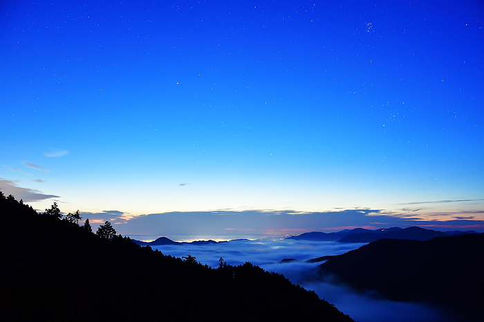 Miyagawa basin, starry sky Mie Prefecture In July, the four seasons at dawn in Ise Bay are the 24th day of the 4th month of the lunar calendar, Shogatsu. The fading starry sky, the floating sea, the Miyagawa River basin in a sea of clouds, and the silhouette of the Shishigatake ridge line.