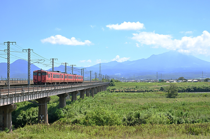 Kiha40 series ordinary diesel train crossing a railroad bridge with Mt. Taken at Hoki Daisen Station   Higashiyama Koen Station