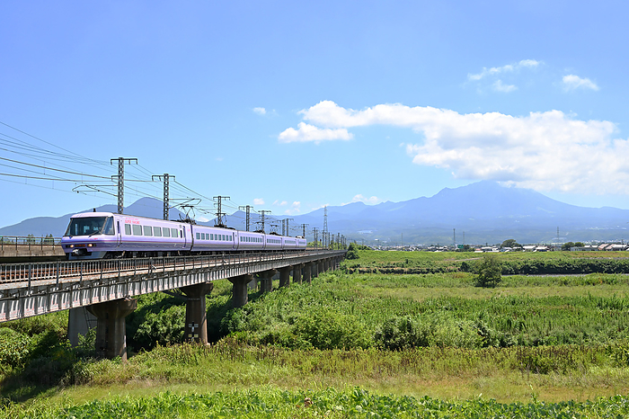 Series 381 Limited Express Yakumo  Super Yakumo color  crossing a railway bridge with Mt. Taken at Hoki Daisen Station   Higashiyama Koen Station
