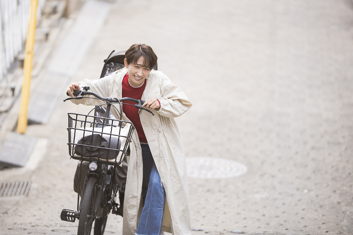 Japanese mother picking up and dropping off her child by bicycle (Female / People)