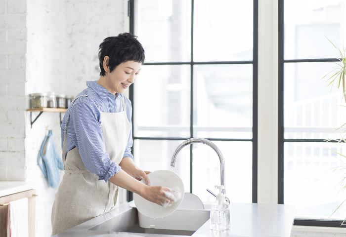 Japanese woman washing dishes (People)