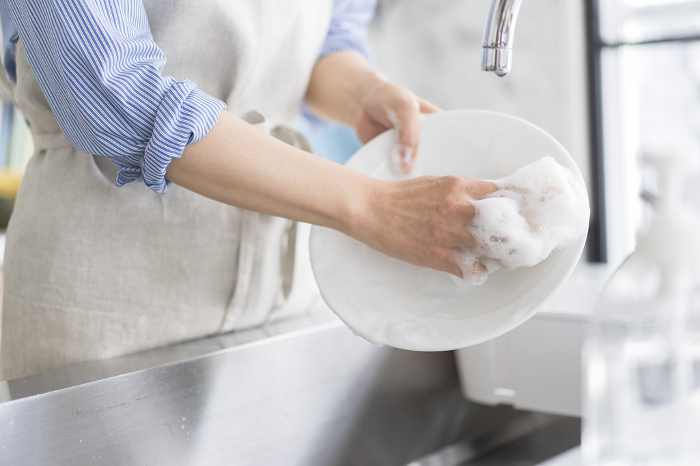 Japanese woman washing dishes (People)