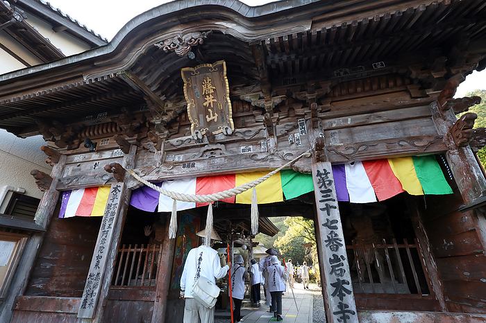 Niomon Gate and pilgrims at No. 37 Iwamotoji Temple Niomon Gate and pilgrims at No. 37 Iwamotoji Temple