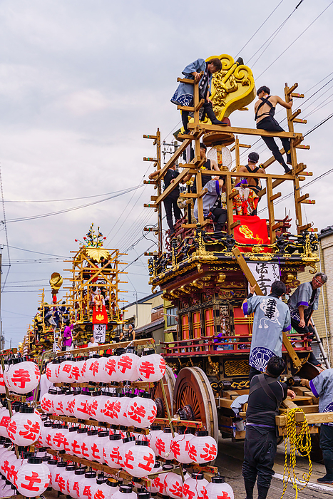 Shinminato Hikiyama Festival, Toyama Prefecture After the daytime parade, the floats are stripped of their flower decorations and the lanterns are attached for the nighttime parade. October 1, 2023  Shinminato Hikiyama Festival  in Imizu City, Toyama Prefecture