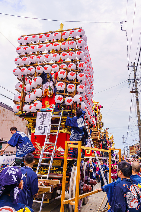 Shinminato Hikiyama Festival, Toyama Prefecture After the daytime parade, the floats are stripped of their flower decorations and the lanterns are attached for the nighttime parade. October 1, 2023  Shinminato Hikiyama Festival  in Imizu City, Toyama Prefecture