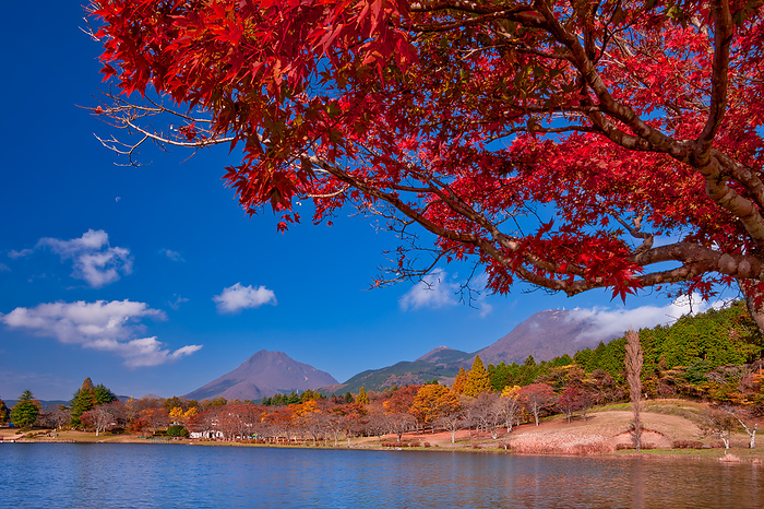 View of Mt. Yufudake and Mt. Tsurumidake from Lake Shiko in autumn leaves
