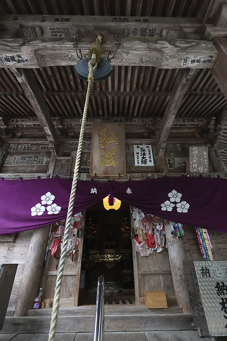 Crooks and crocodile cords in the main hall of Akashiji Temple, No. 43 88 sacred places in Shikoku