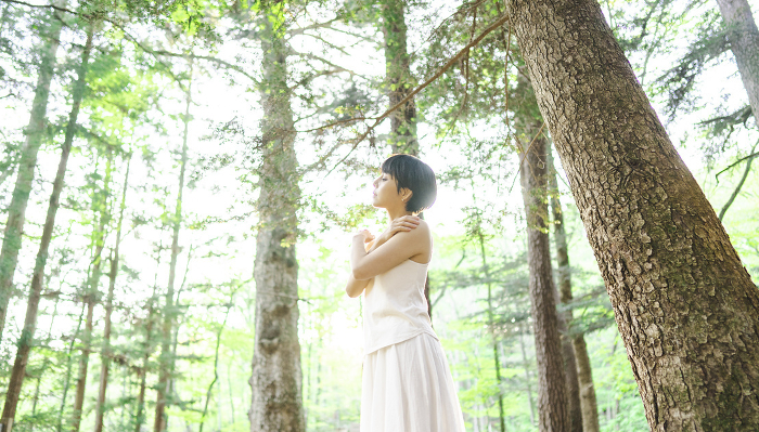 Beauty portrait of a young Japanese woman in a lush natural setting (People)