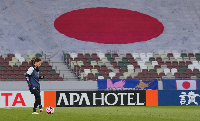 Women s Soccer: Asian Final Qualifying Round for the Paris Olympics   Japan s Preparation for the 2nd Round  Japan Women s National Soccer Team Practice Hasegawa practices with the big flag of Hinomaru  Photo by Yosuke Kimura  Photo Date 20240227