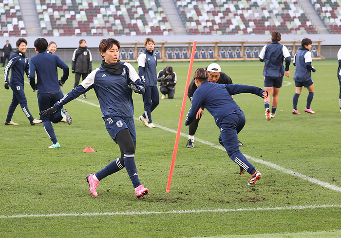 Women s Soccer: Asian Final Qualifying Round for the Paris Olympics   Japan s Preparation for the 2nd Round  Japan Women s National Soccer Team Practice  Kumagai  front left  and the rest of the team practice on a rough pitch  photo by Kentaro Nishiumi .
