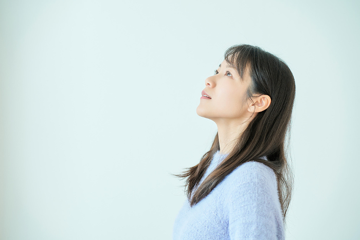 Young Japanese woman looking up (People)