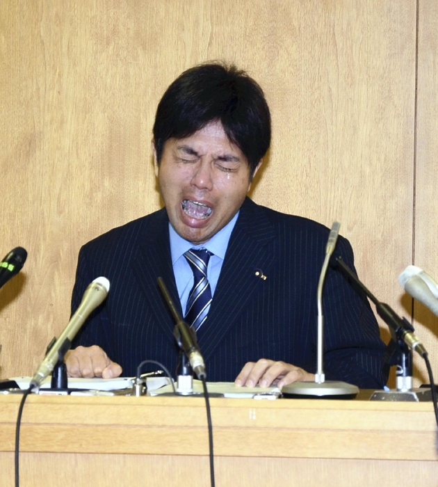 195 business trips a year paid for with government funds Nonomura, Hyogo Prefectural Assembly Member, Explains Nonomura tearfully explains at a press conference that he used his political research funds appropriately  4:26 p.m., January 1, at the Hyogo Prefectural Office .