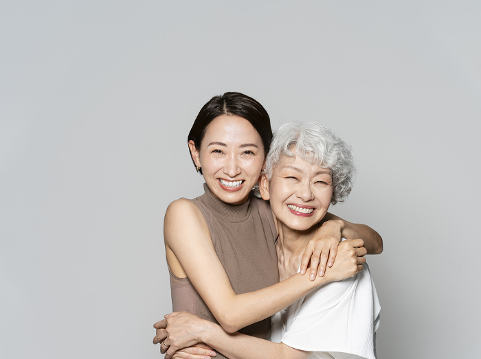 Portrait of smiling Japanese parent and child / gray background (Portrait)