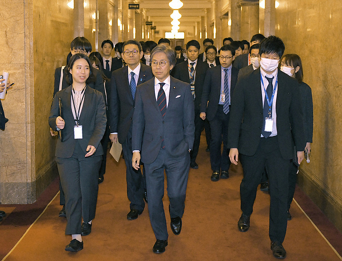 Jun Azumi, chairman of the National Opposition Committee of the Democratic Party of Japan  DPJ , heads for a meeting with the chairmen of the opposition parties. Jun Azumi  center , chairman of the National Diet Committee of the Democratic Party of Japan  DPJ , leads reporters to a meeting of the chairpersons of the opposition parties, at the Diet on March 2, 2024 at 0:17 p.m. Photo by Koichiro Tezuka
