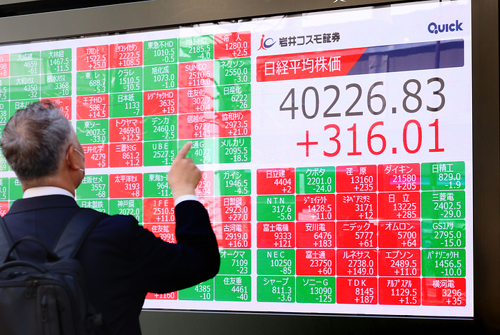 Jaoan s share prices marked over 40,000 yen March 4, 2024, Tokyo, Japan   A man checks a share prices in Tokyo on Monday, March 4, 2024. Japan s share prices rose  316.01 yen to close at 40,226.83 yen at the morning session of  the Tokyo Stock Exchange.     photo by Yoshio Tsunoda AFLO 