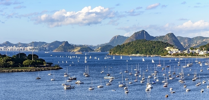Panoramic image of Guanabara Bay with its boats and surrounded by the city of Rio de Janeiro with its hills during the afternoon, Brasil, by Fred Pinheiro