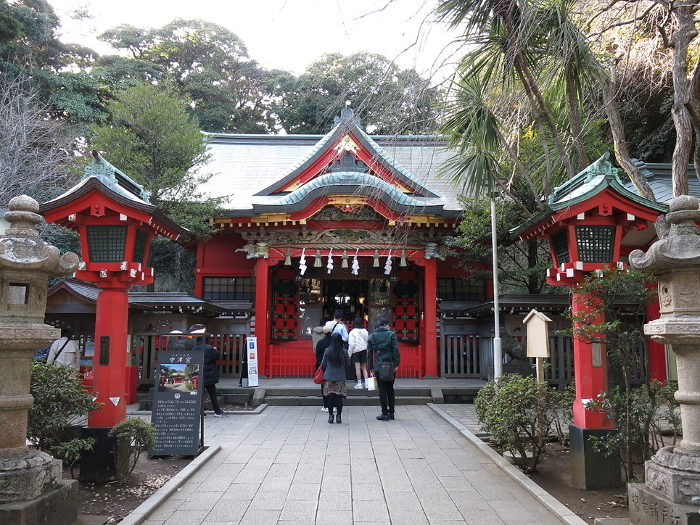 Eshima Shrine (Nakatsukumiya) on Enoshima, crowded with worshippers.